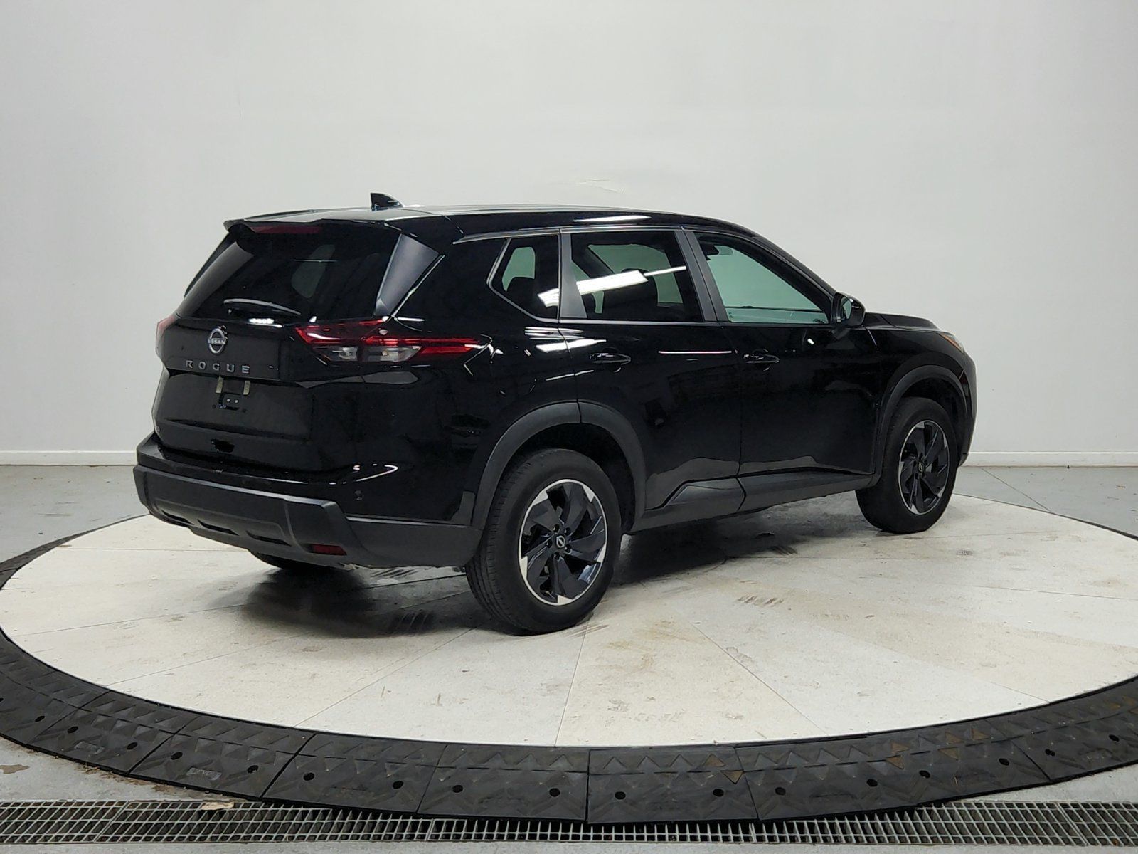 Used 2025 Nissan Rogue SV FWD image 8