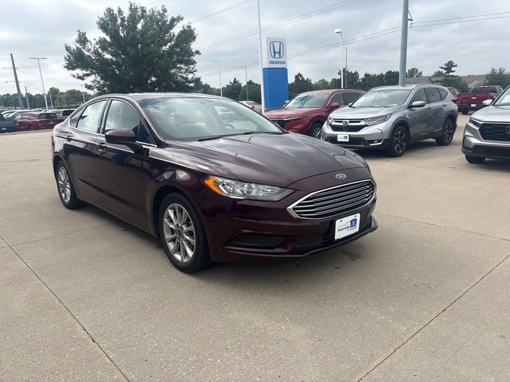 Used 2017 Ford Fusion SE w/ Fusion SE Technology Package FWD image 3