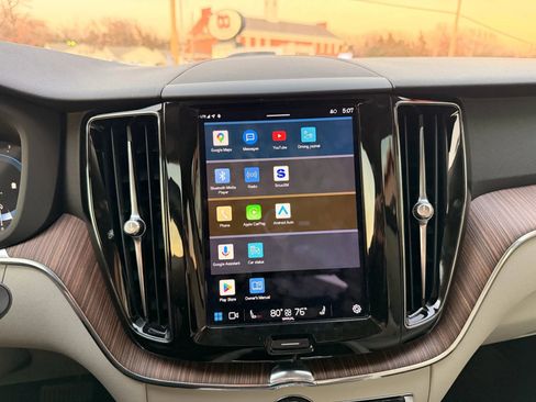 Used 2022 Volvo XC60 B5 Momentum image 21