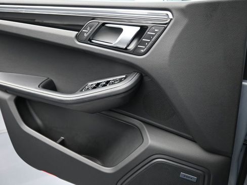 Certified 2025 Porsche Macan AWD/4WD image 24
