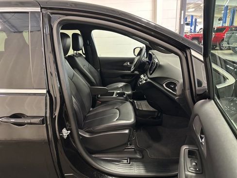 Used 2025 Chrysler Pacifica Select image 12