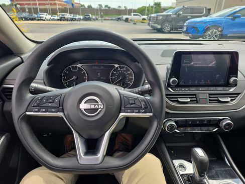 Used 2023 Nissan Altima 2.5 SV AWD/4WD image 14