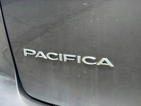 Used 2021 Chrysler Pacifica Touring-L FWD image 9