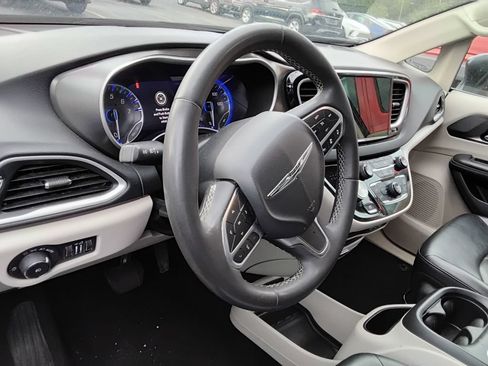 Used 2023 Chrysler Pacifica Touring-L FWD image 8