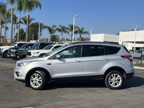 Used 2018 Ford Escape SE w/ SE Sync 3 Package image 2