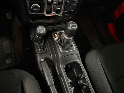 Used 2018 Jeep Wrangler Unlimited Sport S AWD/4WD image 21