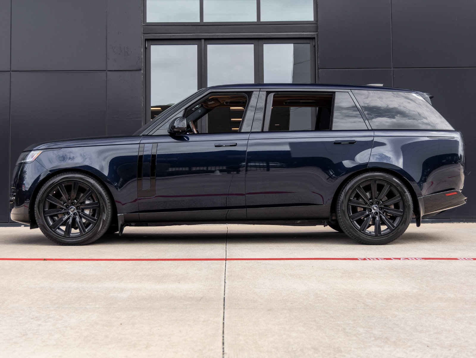 Used 2023 Land Rover Range Rover Long Wheelbase SE AWD/4WD image 9