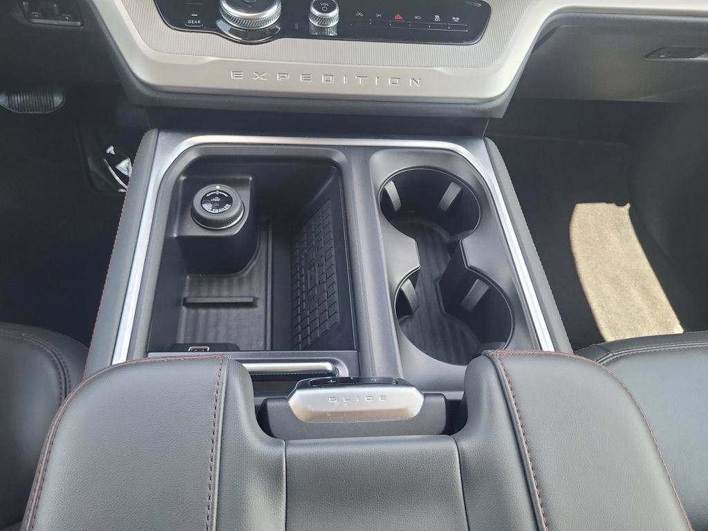 Used 2025 Ford Expedition Active RWD image 18