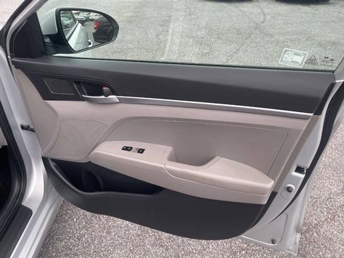 Used 2019 Hyundai Elantra SE FWD image 28