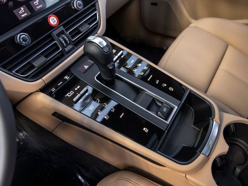 Certified 2026 Porsche Macan AWD/4WD image 38