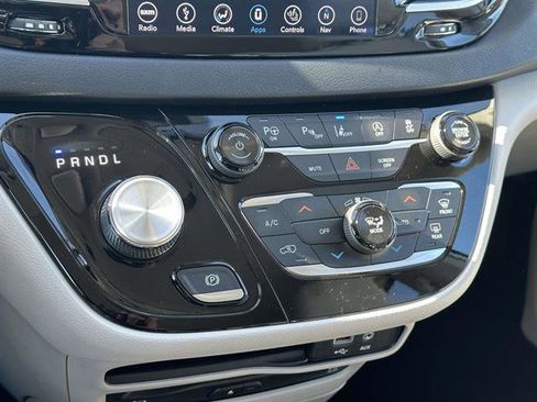 Used 2018 Chrysler Pacifica Touring-L Plus w/ Advanced Safetytec Group image 21