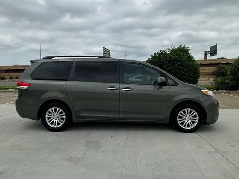 Used 2011 Toyota Sienna XLE w/ XLE Navigation Pkg FWD image 8