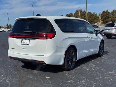 New 2026 Chrysler Pacifica Select image 3