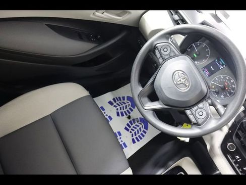 Used 2025 Toyota Corolla LE image 19