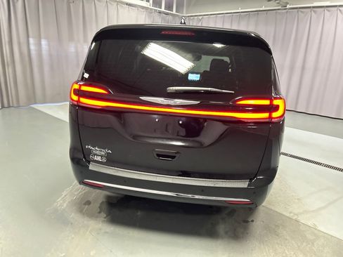 Used 2025 Chrysler Pacifica Select image 6