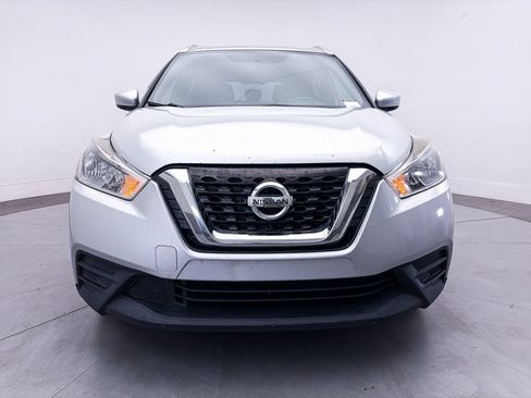Used 2018 Nissan Kicks SV FWD image 2