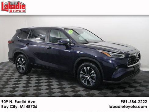 Certified 2024 Toyota Highlander XLE image 1