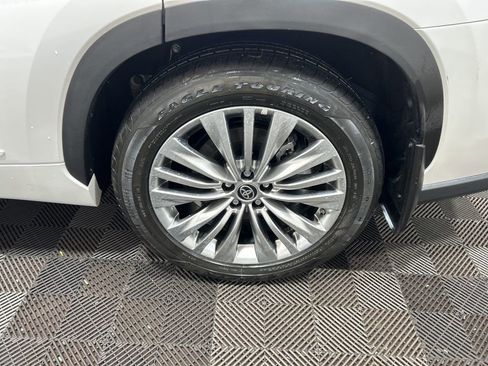 Used 2025 Toyota Highlander Platinum image 31