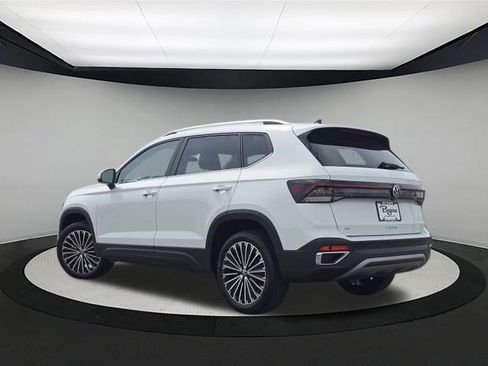 New 2026 Volkswagen Taos SE FWD image 5