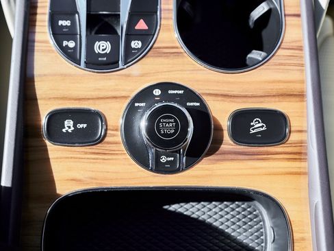 Used 2023 Bentley Bentayga Extended Wheelbase image 68