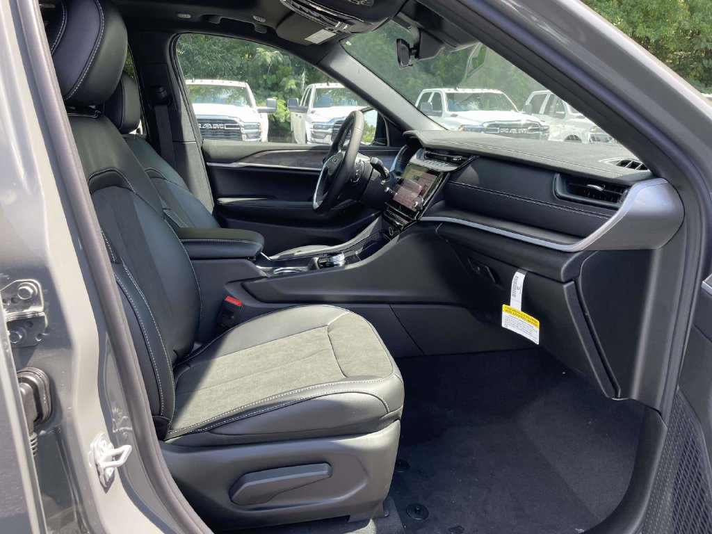 New 2027 Jeep Grand Cherokee Altitude RWD image 17