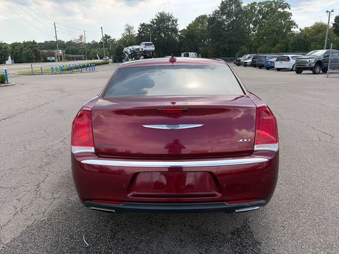 Used 2016 Chrysler 300 Limited RWD image 4