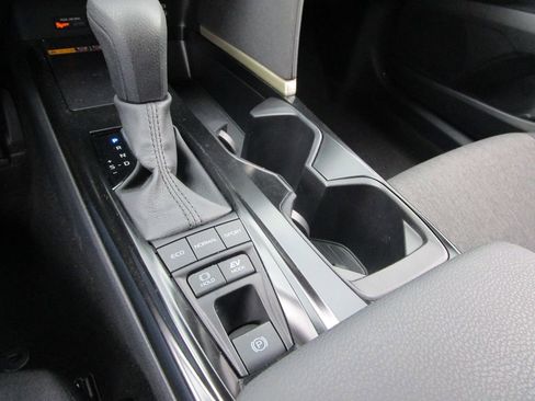 Used 2025 Toyota Camry LE image 29