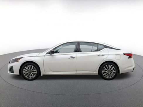 Used 2025 Nissan Altima 2.5 SV FWD image 9