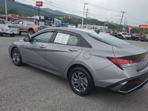 Used 2024 Hyundai Elantra SEL FWD image 5