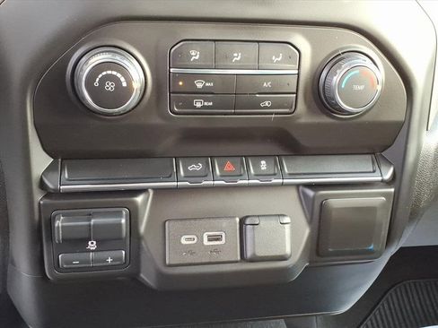 Certified 2021 Chevrolet Silverado 2500 Custom w/ Custom Value Package image 17