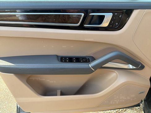 Used 2021 Porsche Cayenne Turbo image 8