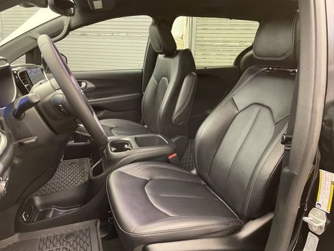 New 2025 Chrysler Pacifica Select w/ Fav Edition Package image 12