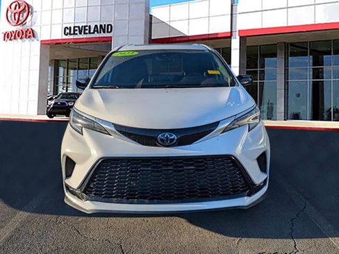 Used 2023 Toyota Sienna XSE image 3