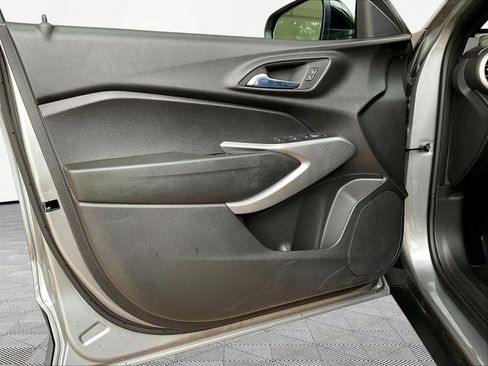 Used 2024 Chevrolet Trax RS FWD image 18