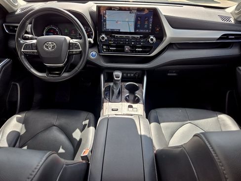 Used 2020 Toyota Highlander Platinum AWD/4WD image 2