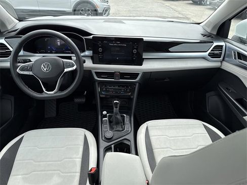 Used 2025 Volkswagen Taos SE image 13