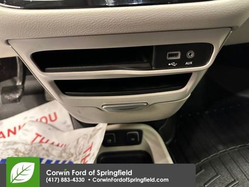 Used 2018 Chrysler Pacifica Touring-L image 27