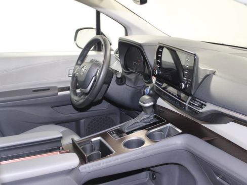 Used 2024 Toyota Sienna XLE image 31