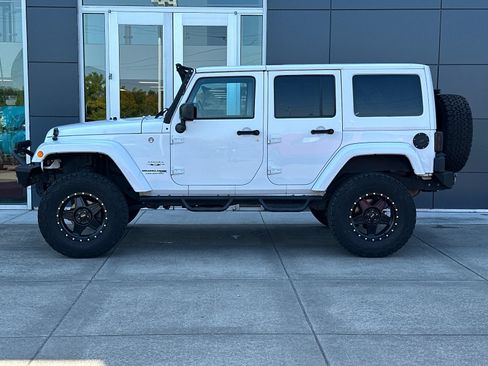 Used 2018 Jeep Wrangler Unlimited Sahara w/ Connectivity Group AWD/4WD image 6