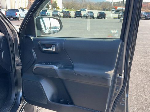 Used 2018 Toyota Tacoma TRD Sport image 27