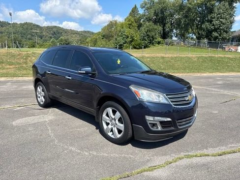 Used 2017 Chevrolet Traverse LT w/ Style and Technology Package FWD image 2