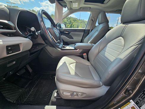 Used 2022 Toyota Highlander XLE image 17