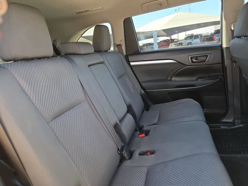 Used 2019 Toyota Highlander LE image 17