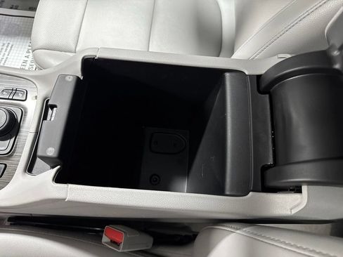 Used 2023 GMC Acadia SLT AWD/4WD image 30