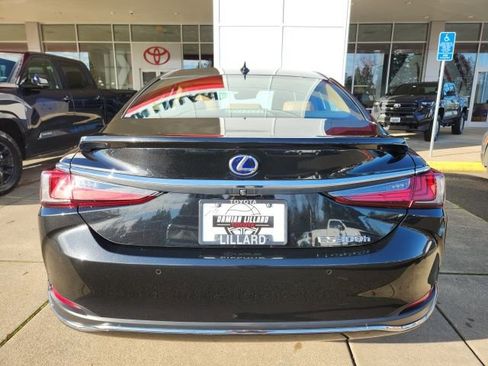 Used 2022 Lexus ES 300h w/ Luxury Package image 11
