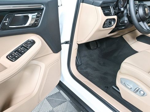 Certified 2025 Porsche Macan image 7