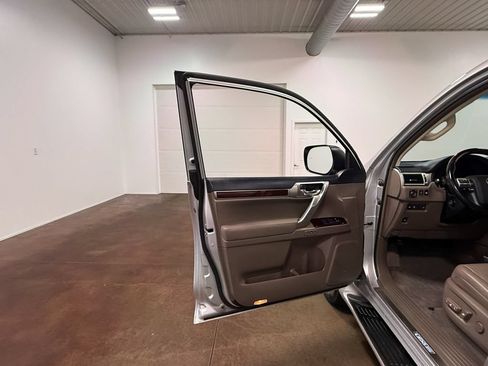 Used 2017 Lexus GX 460 Luxury AWD/4WD image 56