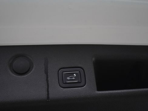 Used 2018 Chevrolet Equinox Premier image 18