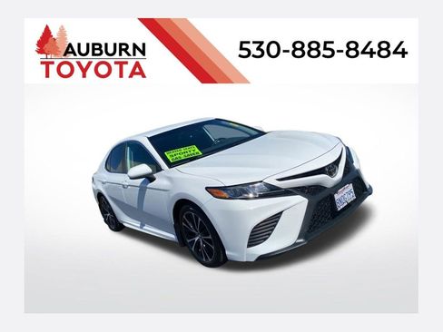 Used 2020 Toyota Camry SE FWD image 1