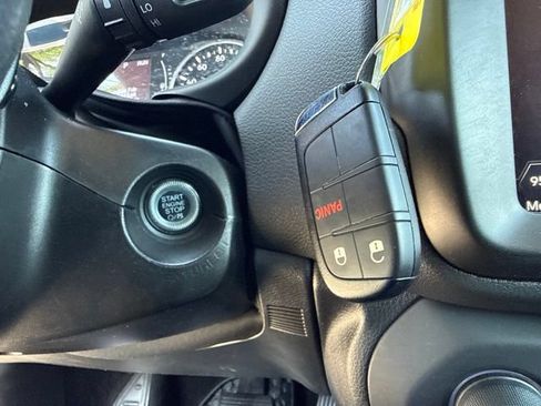 Used 2023 Jeep Renegade Latitude AWD/4WD image 40